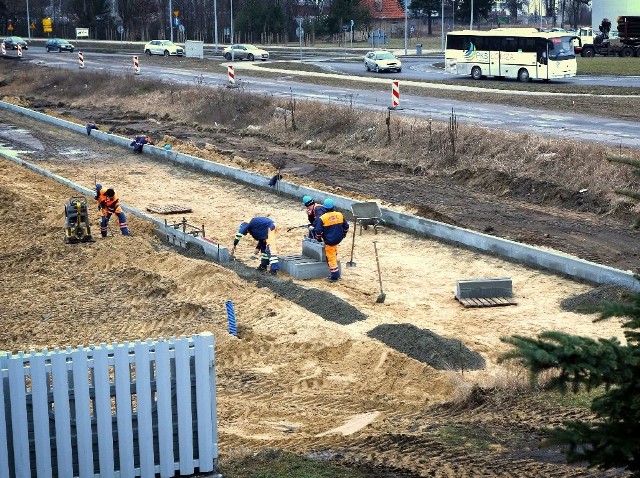 Nowymi jezdniami na ul. Łódzkiej, staromostowej i Konstytucji 3 Maja pojedziemy jesienią. Na zdjęciu budowa drogi serwisowej przy ul. Łódzkiej