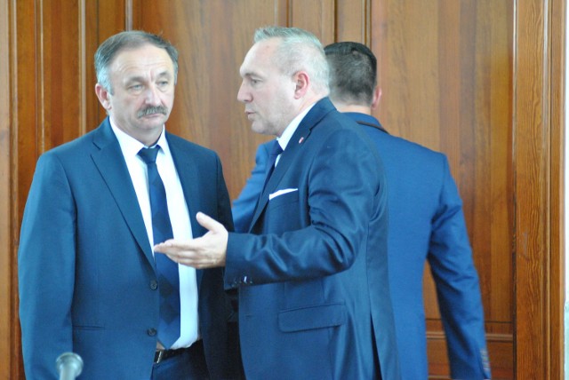 Artur Dombrowski (z prawej) był największym orędownikiem budżetu obywatelskiego.  Liczy na inwencję mieszkańców, co do składanych w przyszłości projektów.