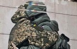 Melbourne. Kontrowersyjny mural z ukraińskim i rosyjskim żołnierzem został usunięty