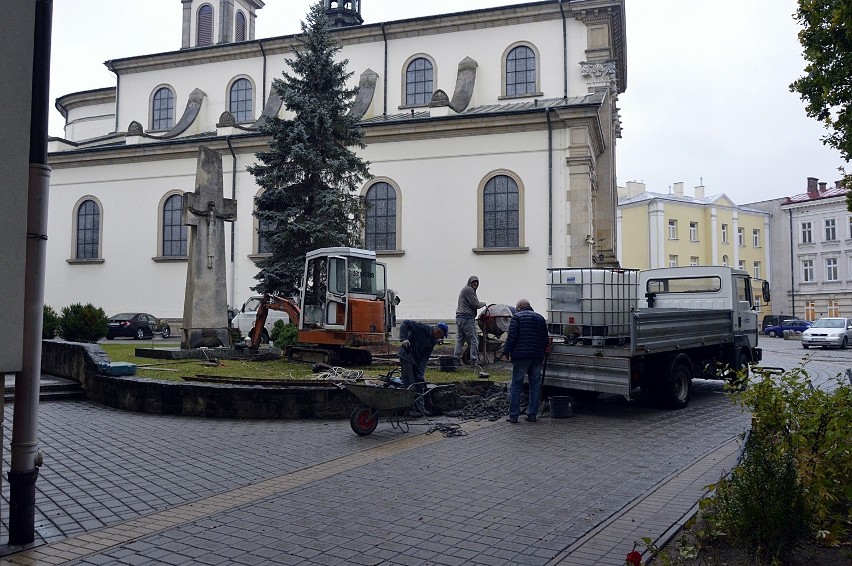 Gorlice. Przygotowują miejsce pod pomnik Jana Pawła II