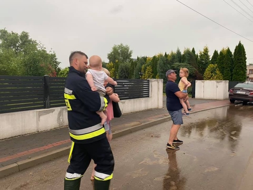 300 strażaków walczyło przez noc ze skutkami ulewy. Najwięcej w gminach Skalbmierz i Czarnocin 