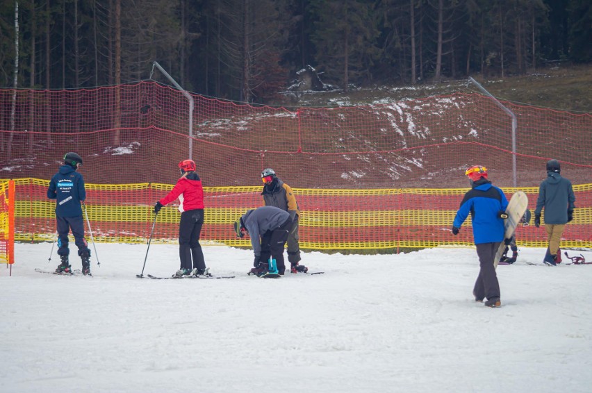 Sądecczyzna. Kolejne stacje otwierają swoje stoki dla narciarzy. Naśnieżanie wciąż trwa, są też nowości