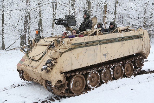 Hiszpania przekaże Ukrainie 20 transporterów opancerzonych M-113.