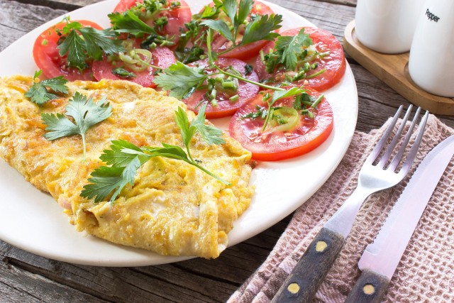 Tradycyjny omlet jest daniem, które zrobić szybko z łatwo dostępnych składników.