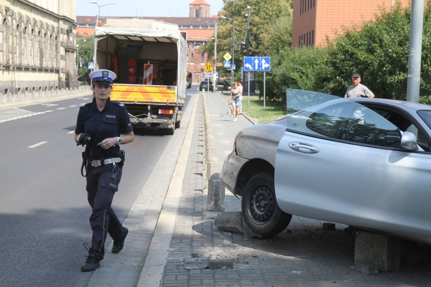 Wypadek przy Galerii Dominikańskiej. Kobieta wylądowała na słupkach [ZDJĘCIA]