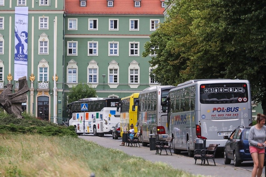 Kierowcy autokarów protestowali w Szczecinie. "Liczymy na większą pomoc rządu"