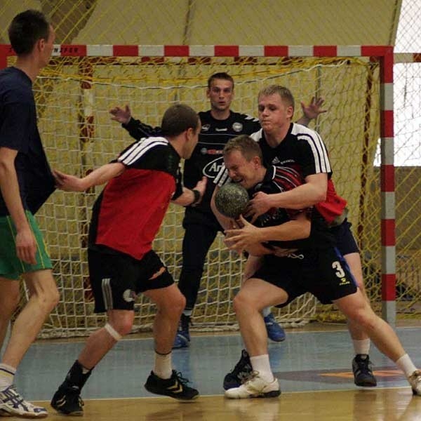 Łukasz Janyst (z nr 3) w starciu z testowanym Mateuszem Płaczkiem. W tle bramkarz Marek Długosz.