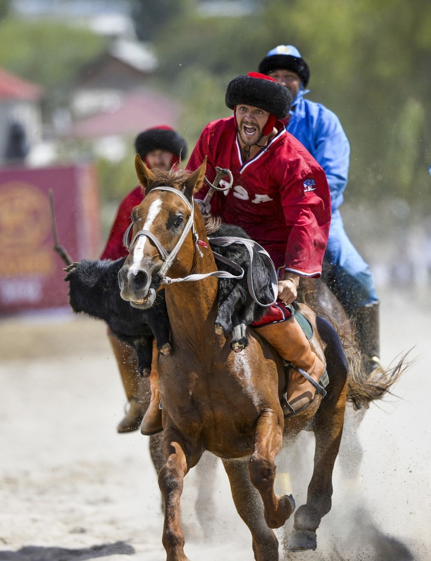 Konkurs jazdy konnej zwanej kok-Boru w Kirgistanie....