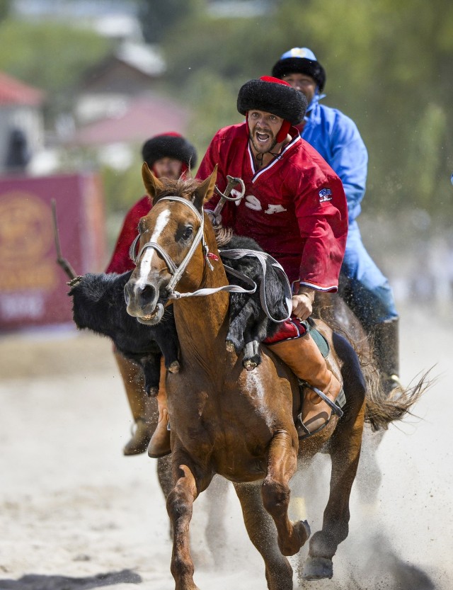 Konkurs jazdy konnej zwanej kok-Boru w Kirgistanie. Zgromadził on sportowców z 40 krajów, w tym z Rosji i Stanów Zjednoczonych, gdzie koczownicze tradycje są silne.