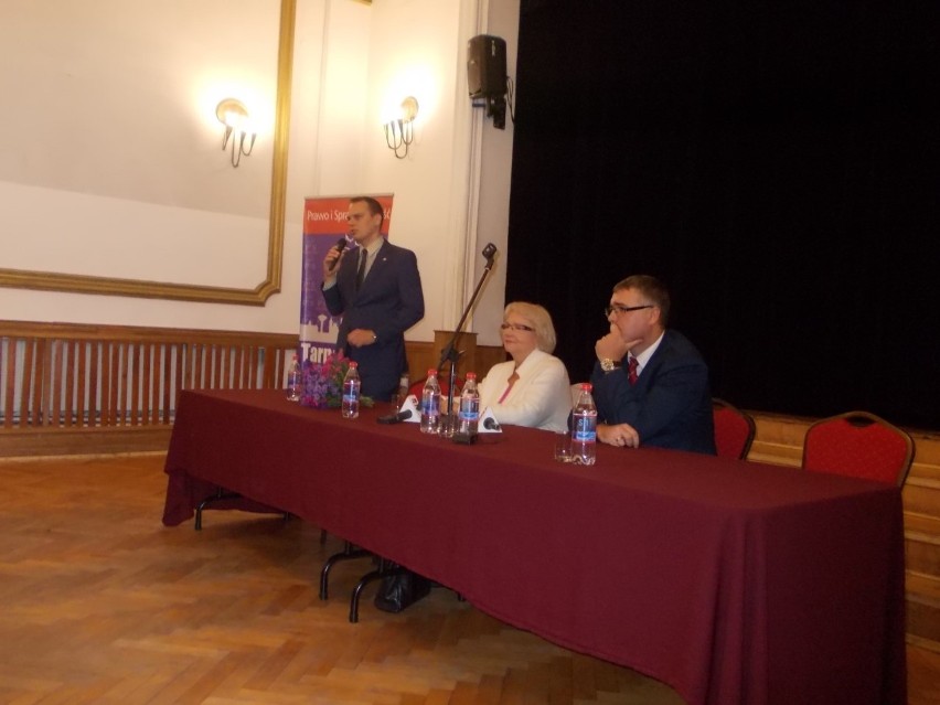 Tarnobrzeg: Spotkanie parlamentarzystów PiS z sympatykami w Tarnobrzeskim Domu Kultury 