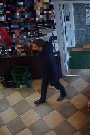 Policja poszukuje mężczyzny, który posłużył się w suwalskim sklepie fałszywym banknotem. Rozpoznajesz go? (zdjęcia)