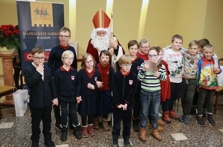 Arcybiskup Ryś w stroju świętego Mikołaja spotkał się z dziećmi