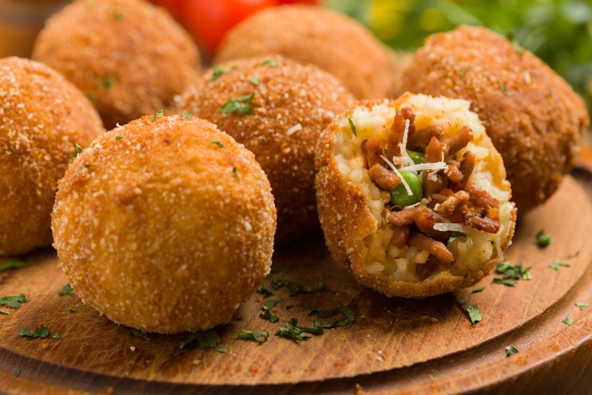 Arancini to jedno z popularnych dań kuchni włoskiej. Kliknij...