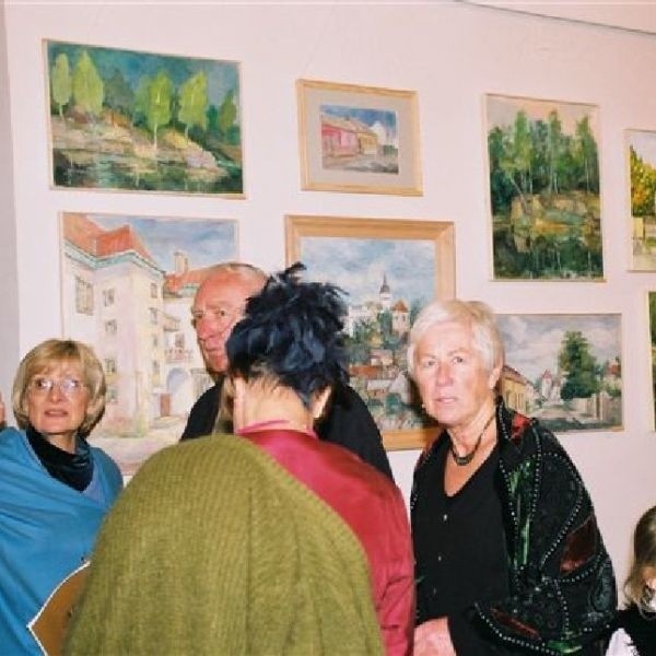 Na wystawie można oglądać obrazy artystów, którzy wzięli udział w Szydłowieckim Plenerze Malarskim.