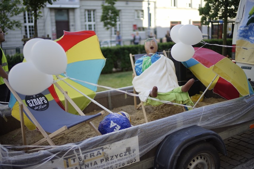 Studenci przejęli władzę w mieście. Zabawa trwa