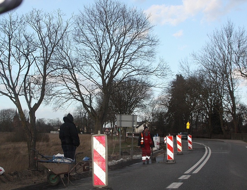 Chociwel. Naprawiają pobocza, uwaga na drodze 