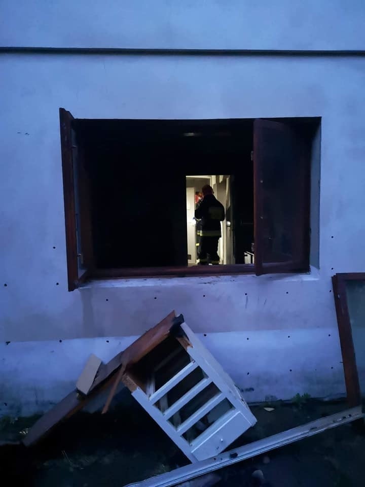 Piwniczna-Zdrój. Policjanci wyważyli drzwi płonącego domu i uratowali 63-latka