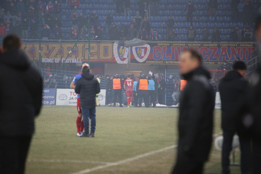 Derby Śląska przerwane, potem zakończone. Kibice Górnika...