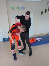 Jak skutecznie udzielić pierwszej pomocy przedmedycznej? Tego uczyli mieszkańców strażacy z OSP Mieroszyno w gminie Puck