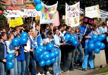 Uczniowie, nauczyciele i absolwenci I LO w Przemyślu spotkali się na happeningu w Rynku.