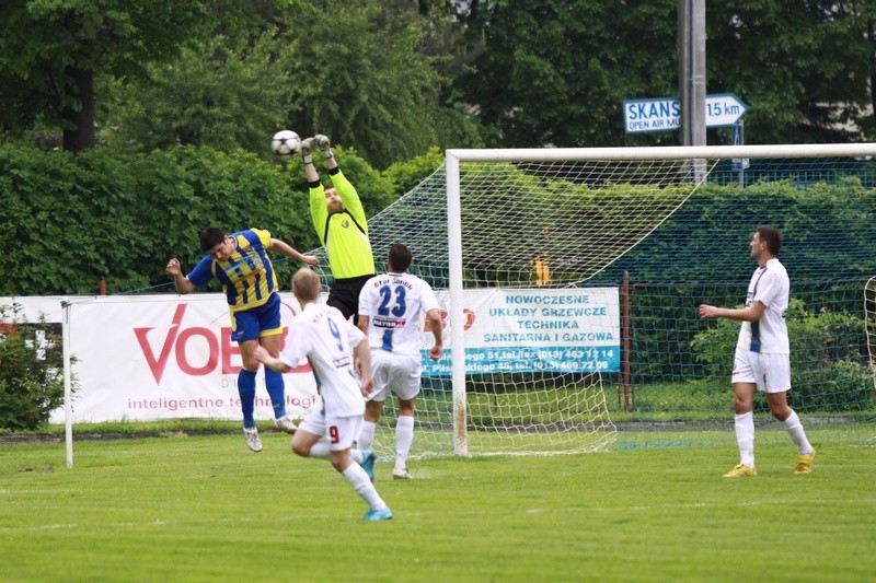 Stal Sanok (biale stroje) pokonala rywala z Kraśnika 4-1.