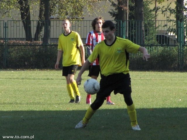 Powrót do gry Mateusza Malca (przy piłce) nie pomógł w zdobyciu punktów trampkarzom Ostrovi.