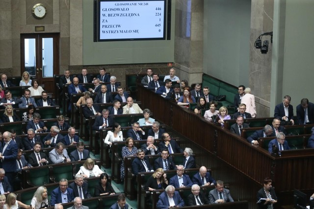 Sejm miał się zająć na rozpoczętym w czwartek posiedzeniu projektem ustawy, autorstwa PiS, o legalności działań organów gminy zaangażowanych w organizację wyborów prezydenckich w 2020 r.