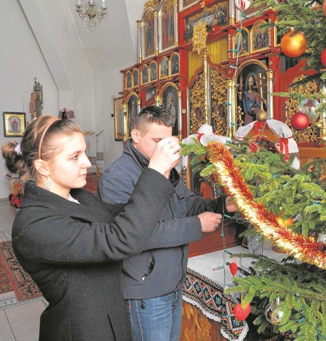 Olga i Michał Pupczykowie ubierają na Boże Narodzenie choinkę w cerkwi. Podobnie jak w kościołach katolickich, tak i w parafii św. Włodzimierza Wielkiego, to dominujący akcent świąteczny