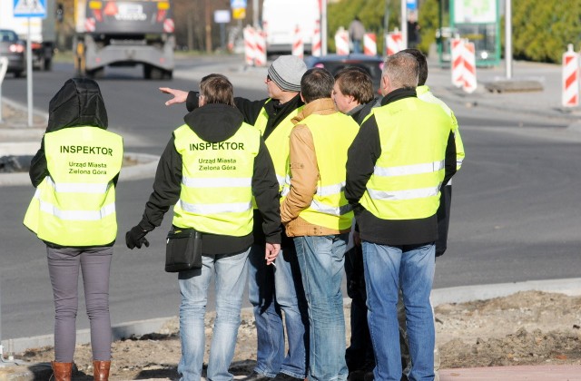 Inspektorzy podczas kontroli ronda PCK.