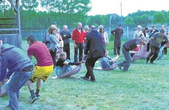 Konkurencja wyścig rydwanów była radosną zabawą dla tych, którzy ciągnęli i tych, którzy siedzieli na kocach.