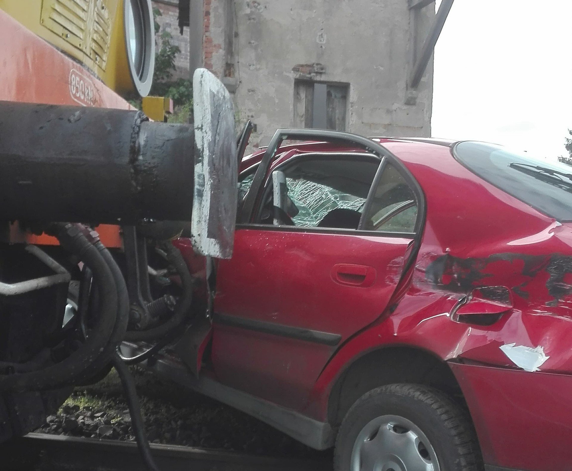 Poważny wypadek na przejeździe kolejowym w Cychrach