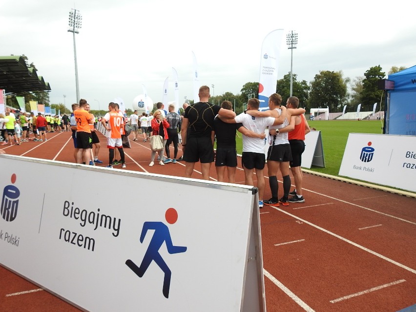 Łomża. 4. edycja PKO Bieg Charytatywny na stadionie. Pomagali z każdym krokiem i pokonywali rekordy [ZDJĘCIA, WIDEO]