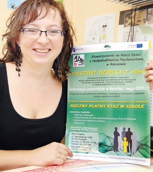 Katarzyna Orkisz prezentuje plakat programu "Asystent dziecka z ADHD&#8221;.