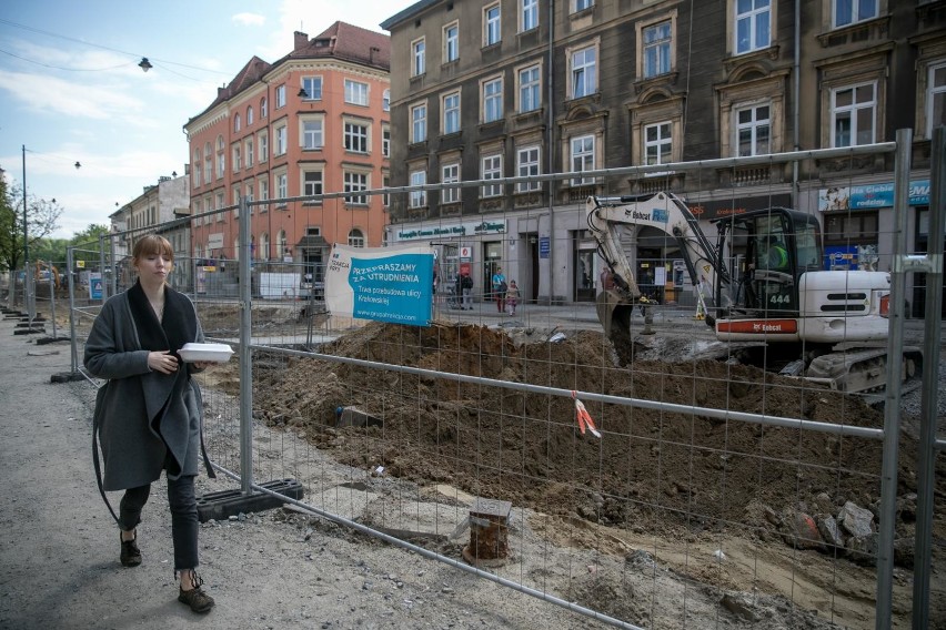 Kraków. Postępy prac na moście Piłsudskiego. Zaglądamy pod folię [ZDJĘCIA]