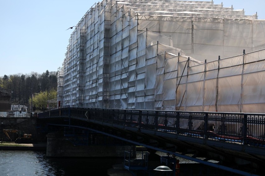 Kraków. Postępy prac na moście Piłsudskiego. Zaglądamy pod folię [ZDJĘCIA]