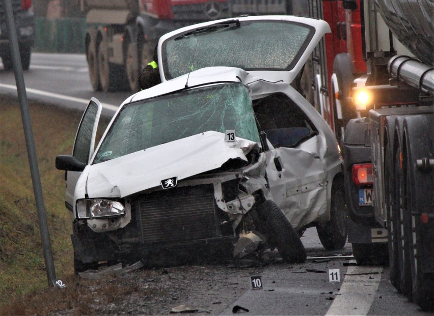 Śmiertelny wypadek w Nisku. Nie żyje kierowca peugeota, który wjechał wprost pod tira [ZDJĘCIA]