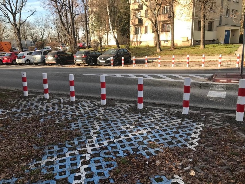 Absurd na osiedlu Na Stoku w Krakowie. Niedawno wyremontowane miejsca parkingowe... zablokowano słupkami