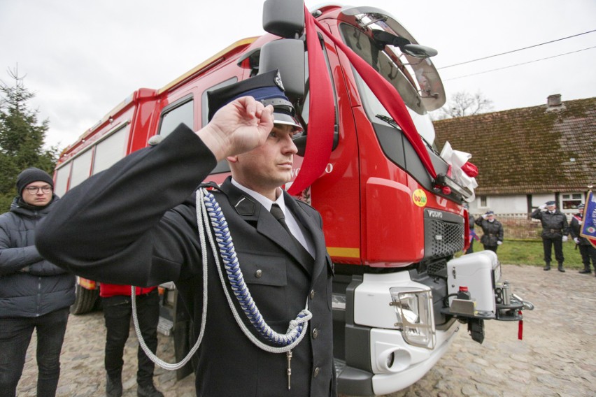 Nowa remiza i nowoczesny wóz strażacki dla OSP Swołowo