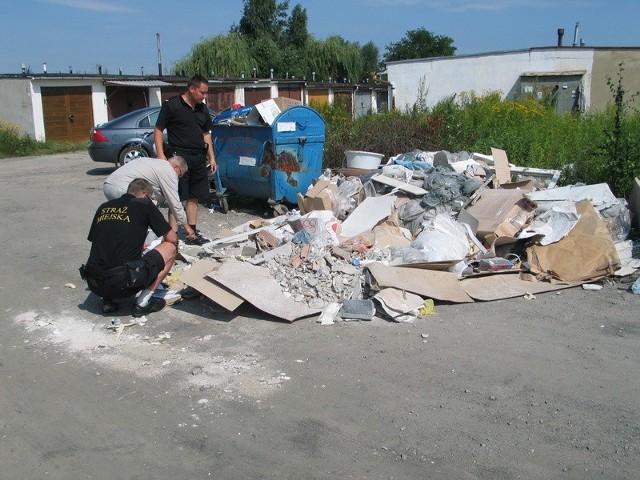 Dzięki dokumentom, jakie leżały w stercie gruzu, strażnicy miejscy odnaleźli sprawcę bałaganu.