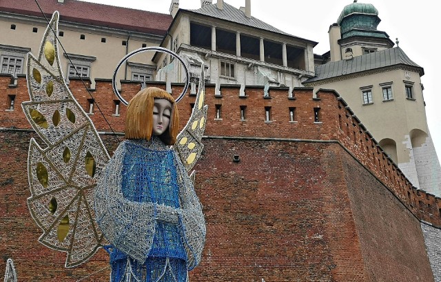 Główne ozdoby jakich używają służby miejskie w Krakowie w okresie świąt Bożego Narodzenia to świetliste anioły.