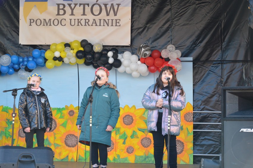 Solidarni z Ukrainą. Koncert na bytowskim rynku.