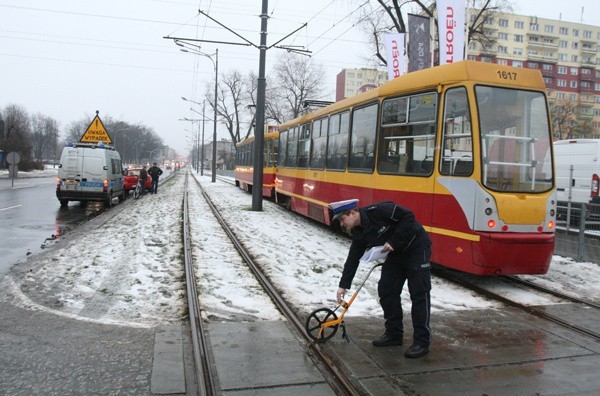 Rowerzystka wjechała pod tramwaj  przy Limanowskiego. Nie ustąpiła pierwszeństwa [zdjęcia]