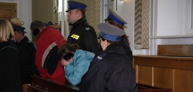 Stach i Magdalena podczas ogłaszania wyroku za zbrodnię jakiej się dopuścili. Zostali uznani winnymi zabójstwa 2,5-letniej dziewczynki.