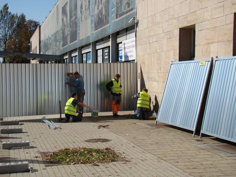 Oświęcim. Przygotowania do rozbiórki starego dworca kolejowego. Zobacz jak wygląda tuż przed wyburzeniem [ZDJĘCIA]