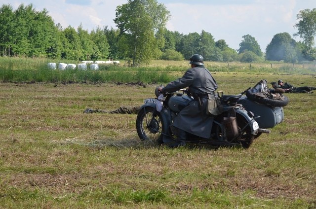 Widzowie mogli podziwiać pojazdy z II wojny światowej.