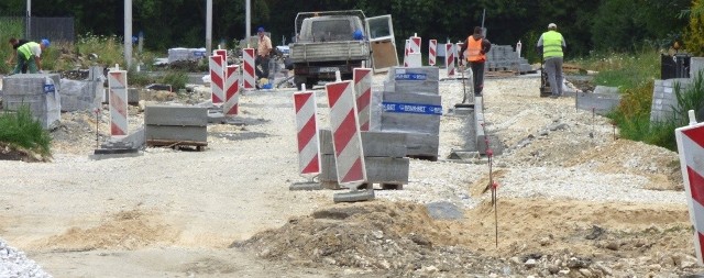  Trwa modernizacja ulicy Jodłowej w Busku-Zdroju. Zamiast dziesiątek dziur będzie nowy asfalt.