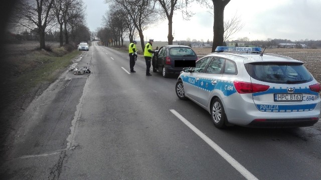 We wtorek (12 marca) około 5:20 dyżurny policji w Rypinie otrzymał zgłoszenie, że w miejscowości Głowińsk doszło do potrącenia rowerzysty. Na miejsce natychmiast udali się policjanci. Ze wstępnych ustaleń mundurowych wynika, że na drodze wojewódzkiej nr 534, na prostym odcinku drogi, 43-letni kierowca citroena w trakcie wymijania z innymi pojazdami uderzył w tył kierującego rowerem, który poruszał się w tym samym kierunku. W wyniku zdarzenia rowerzysta zginął na miejscu. Był nim 55-letni mieszkaniec powiatu rypińskiego. Kierowca citroena był trzeźwy.   Policjanci zabezpieczyli miejsce zdarzenia i zorganizowali objazdy. Czynności na miejscu wypadku, pod nadzorem Prokuratora Rejonowego w Rypinie, podjęli policjanci pionu kryminalnego. Funkcjonariusze pracować będą nad odtworzeniem przebiegu zdarzenia i wyjaśnieniem dokładnej przyczyny wypadku. Flesz - wypadki drogowe. Jak udzielić pierwszej pomocy?