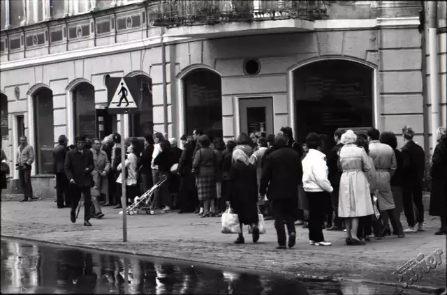 Krakowskie Przedmieście w Lublinie - kolejka przed Orbisem- 1986 r.