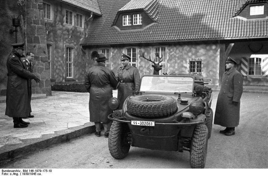 VW Schwimmwagen przed dworkiem Carinhall, rezydencją Gőringa...