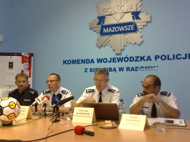 Podczas konferencji prasowej w mazowieckiej policji zainteresowanie dziennikarzy budziła piłka z podpisami piłkarzy. Od lewej: zastępca komendanta mazowieckiej policji Rafał Korczak, komendant mazowieckiej policji Rafał Batkowski oraz Marek Świszcz oraz Janusz Stępniak, również zastępcy komendanta mazowieckiej policji.